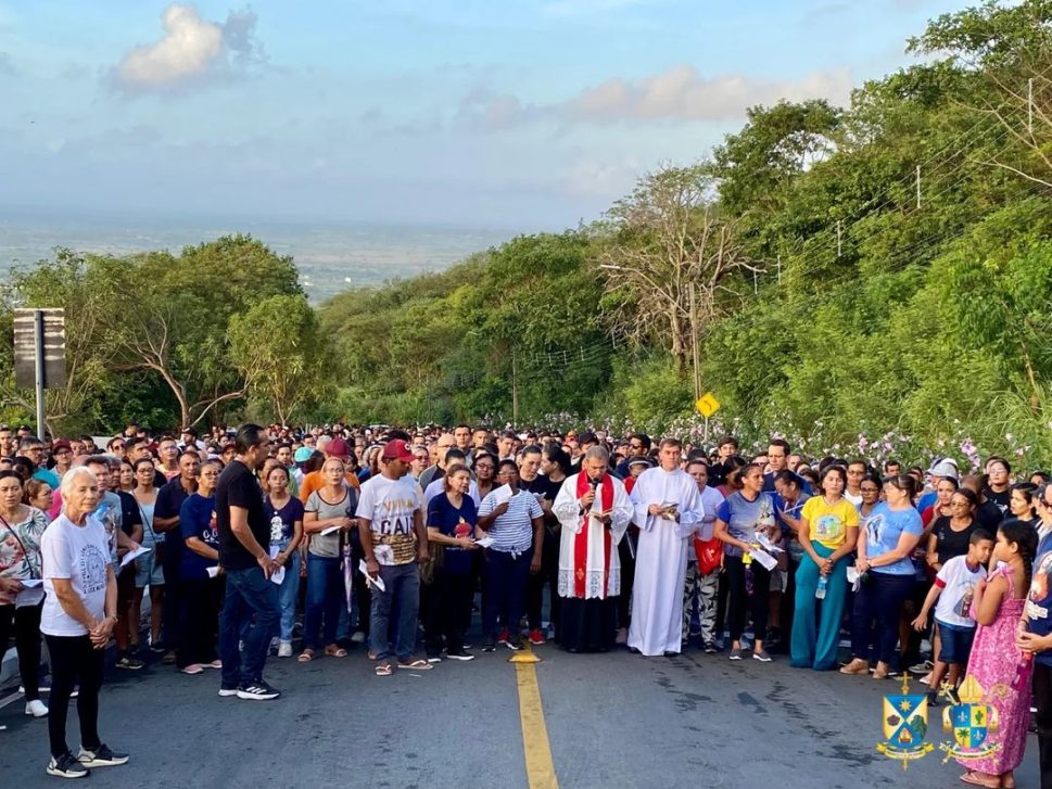 Fiéis de diversas paróquias participam de Via-Sacra até o Cristo do Goiti, nesta Sexta-feira Santa