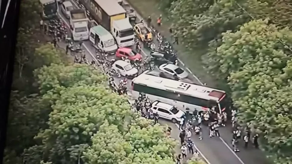 Ação policial contra milicianos resulta em prisões, feridos e avenida interditada, no RJ