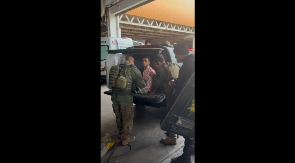 [Vídeos] Sequestrador de ônibus liberta reféns e se entrega à polícia, no RJ