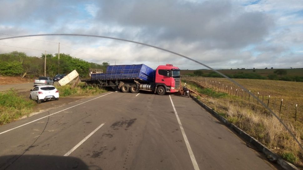 Carreta transportando madeira tomba na AL 220