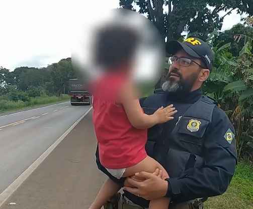 [Vídeo] Agentes da PRF resgatam criança de 4 anos que transitava em trecho perigoso de rodovia