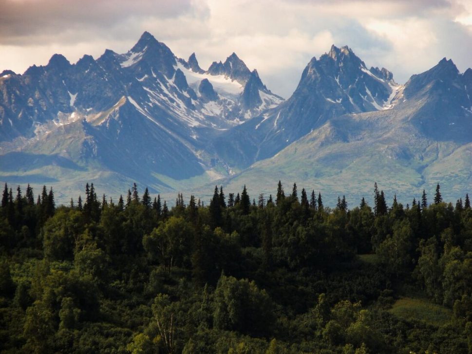 Queda de 300 metros de altura em montanha no Alasca deixa um alpinista morto e outro ferido