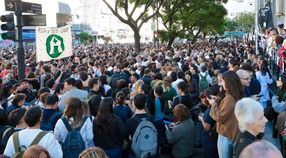 Argentinos vão às ruas contra congelamento de orçamento de universidades públicas
