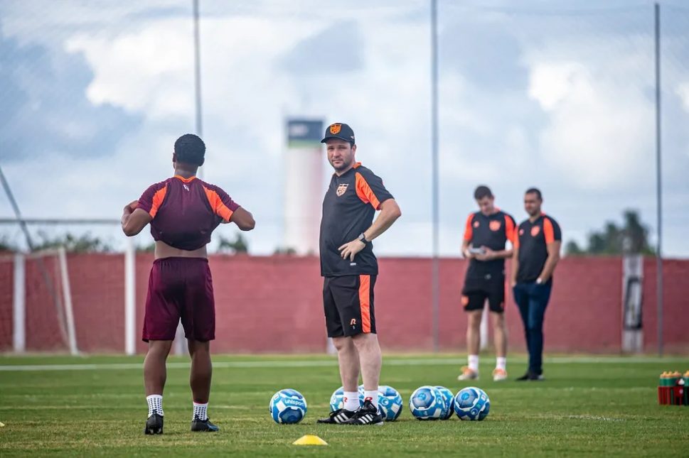 Em busca de reação na Série B, CRB encara o Paysandu fora de casa; Daniel Paulista estará no comando do time