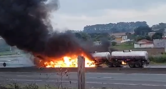 [Vídeo] Colisão provoca incêndio em caminhão-tanque, em rodovia de São Paulo
