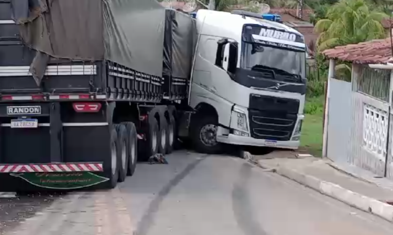 [Vídeo] Carreta que carregava milho para Pipocas Boni colide com residência, em povoado de Palmeira dos Índios