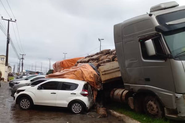 [Vídeo] Carreta desgovernada atinge mais de 10 veículos estacionados, no Maranhão