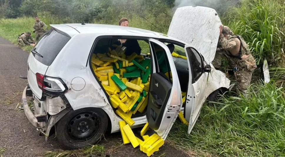 [Vídeo] Carro com mais de 500 kg de maconha capota durante perseguição policial e adolescente é apreendido