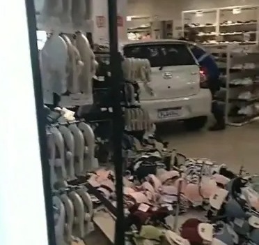 [Vídeo] Motorista perde o controle e carro invade loja de roupas, em shopping da Bahia
