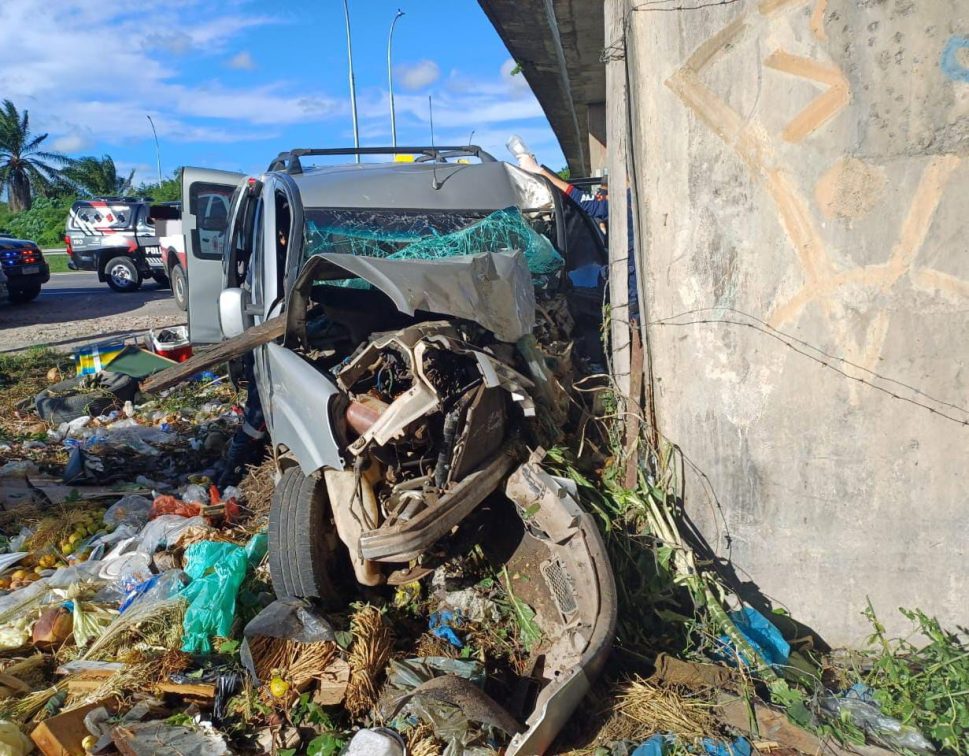 Colisão entre carro e carreta deixa três feridos, em Recife