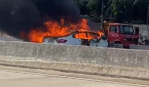 [Vídeo] Carro pega fogo e motorista morre carbonizado após colisão com mureta
