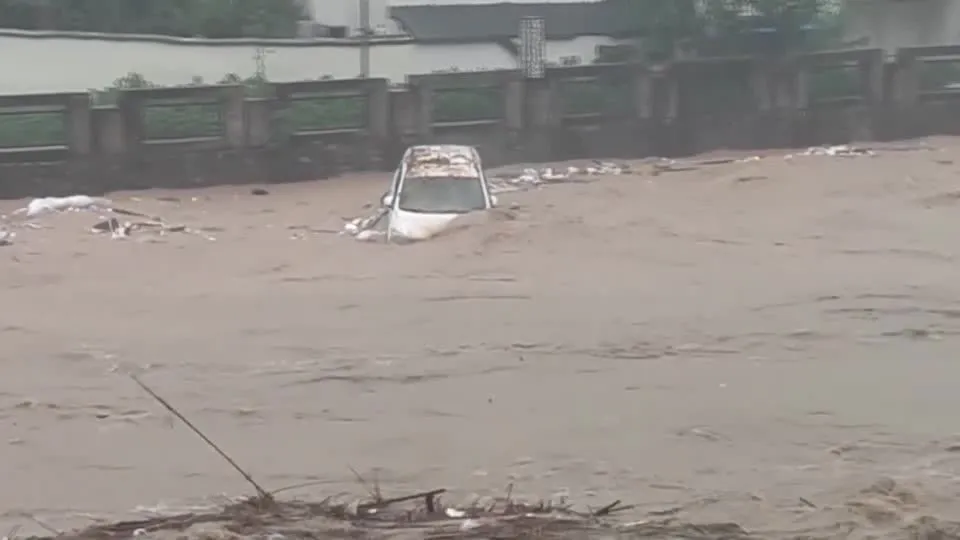 [Vídeo] Carros são arrastados por águas durante inundação de rio, na China