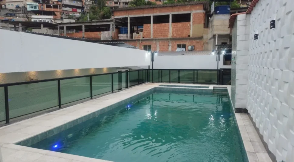 [Vídeo] Agentes do Bope encontram “casa de lazer” de criminosos durante operação no Complexo do Alemão