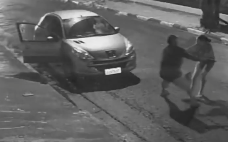 Jovem é agarrada por indivíduo em avenida, entra em confronto físico e consegue fugir