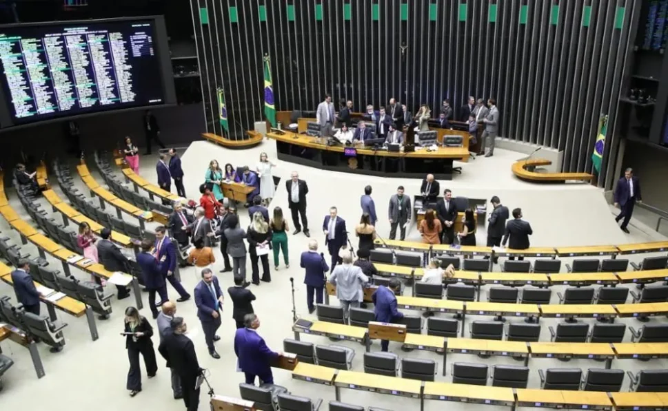 Câmara aprova PL que estabelece taxação para compras internacionais de até US$ 50