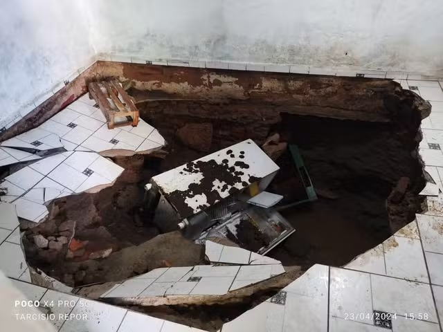 [Vídeo] Idosa é “engolida” por cratera e arrastada por tubulação, em São José da Laje