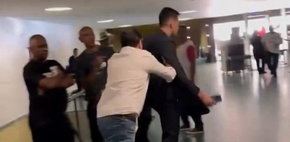 [Vídeo] Com empurrões e chutes, deputado do Psol expulsa membro do MBL da Câmara