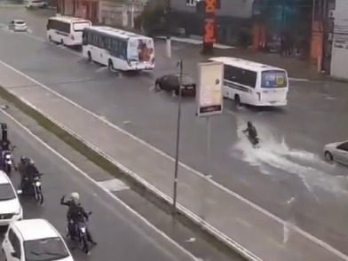 [Vídeos] Chuvas voltam a causar alagamentos e transtornos em Maceió