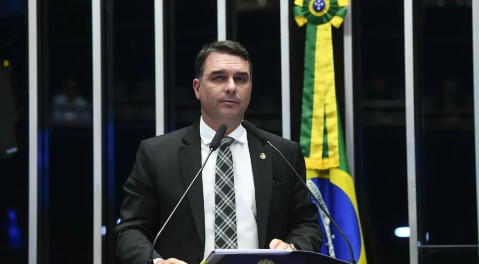 Flávio Bolsonaro recua e propõe que restrição a praias seja crime