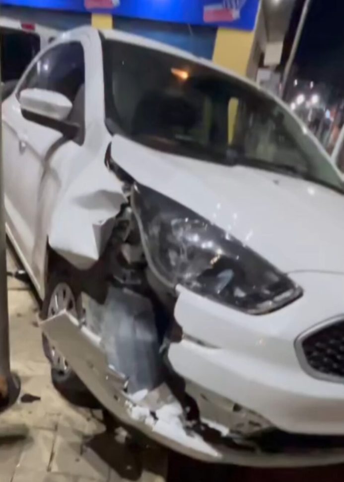[Vídeo] Carro colide com poste de sinalização, no Centro de Palmeira dos Índios