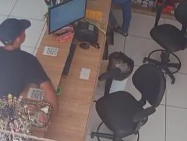[Vídeo] Homem furta celular em loja do Centro de Palmeira dos Índios