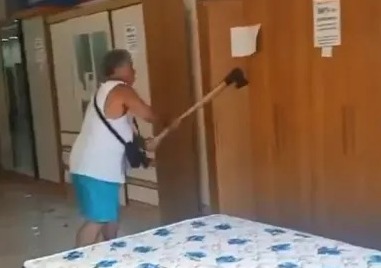 [Vídeo] Homem quebra móveis de loja com um machado durante ataque de fúria, no RJ