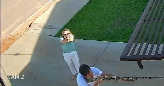 [Vídeo] Polícia divulga gravação de mãe e filho suspeitos de duplo homicídio; mulher ri e aponta arma para câmera