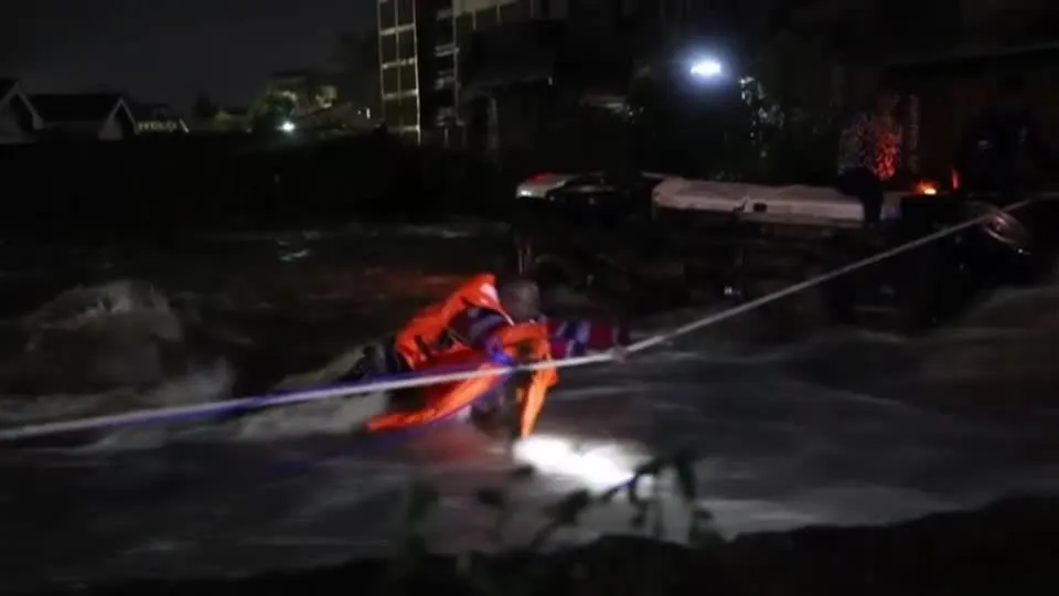 [Vídeo] Cruz Vermelha queniana salva mais de 20 pessoas após fortes chuvas no país