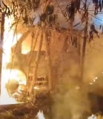 [Vídeo] Cerca de 15 veículos são incendiados em pátio de prefeitura, em Minas Gerais