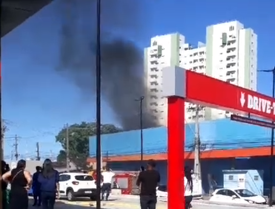 [Vídeo] Magazine Luiza é foco de incêndio e bombeiros são acionados, em Maceió