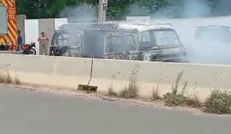 [Vídeo] Kombi é foco de incêndio na AL-110, em Arapiraca, e bombeiros são acionados