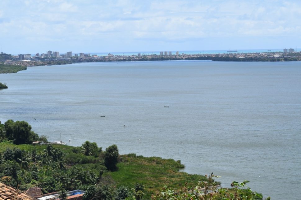 Cadáver com pernas amarradas é encontrado na Lagoa Mundaú, em Maceió
