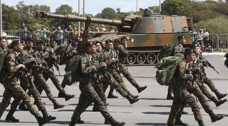 Exército emite documento com regras sobre comentários em suas redes sociais