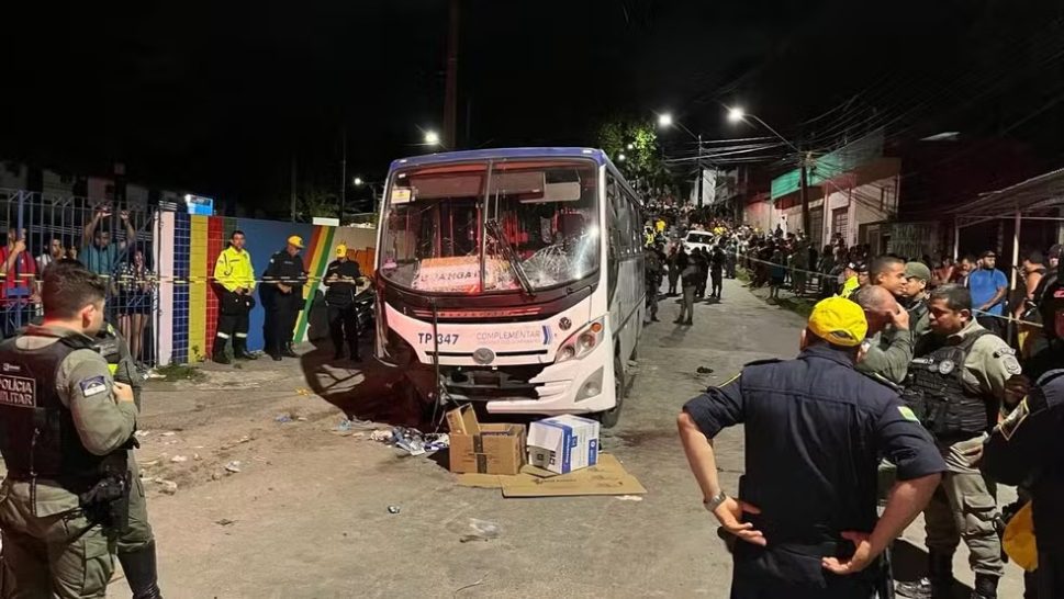 Sobe para sete o número de pessoas mortas após atropelamento por micro-ônibus, em PE