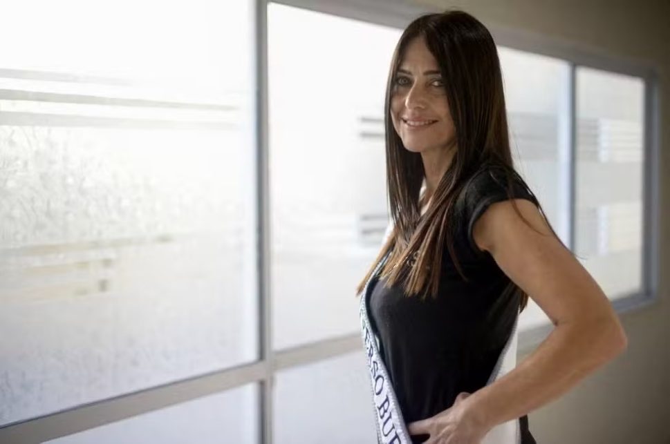 Aos 60 anos, modelo argentina vence concurso de beleza e pode virar candidata ao Miss Universo