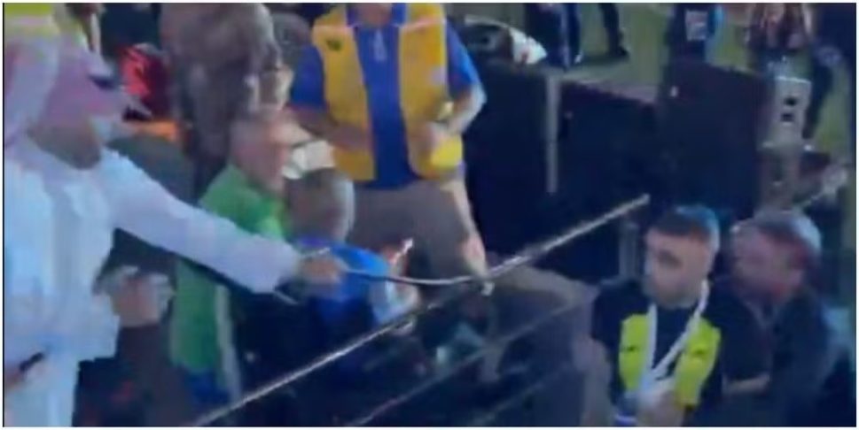 [Vídeo] Atacante do Al-Ittihad leva chicotadas de torcedor do Al-Hilal durante discussão