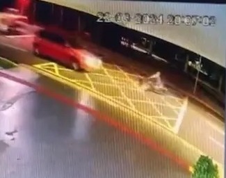 [Vídeo] Motorista de Porsche colide com moto e causa morte de entregador, em Campo Grande