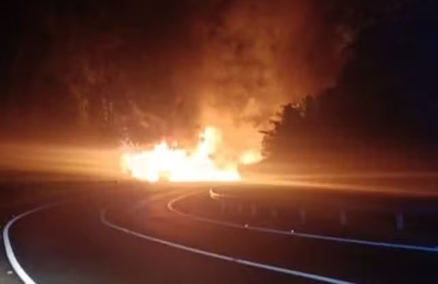[Vídeo] Ônibus vira foco de incêndio após idoso fumar escondido em banheiro