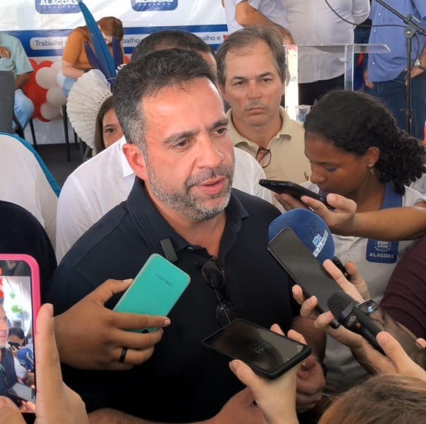 [Áudio e vídeos] Governador Paulo Dantas entrega reforma de escola e visita obras, em Palmeira dos Índios