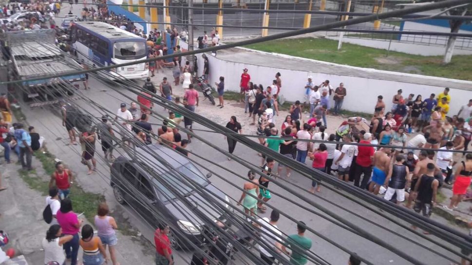 [Vídeo] Veja o momento em que micro-ônibus atropela participantes de uma procissão, em Pernambuco