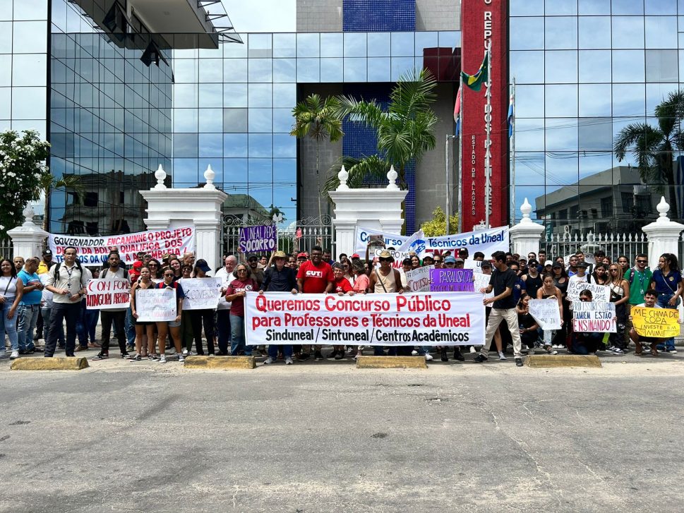 Comunidade acadêmica da Uneal realiza protesto em frente ao Palácio do Governador, em Maceió