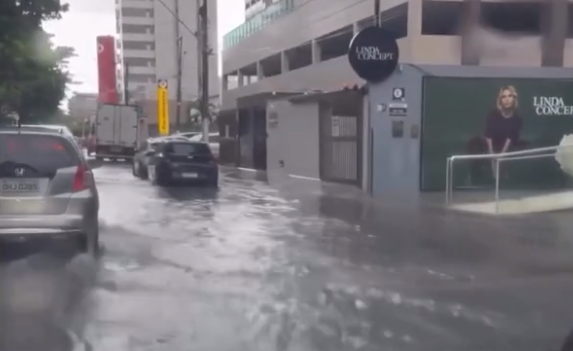 [Vídeo] Ruas da parte baixa de Maceió sofrem com alagamentos após chuvas
