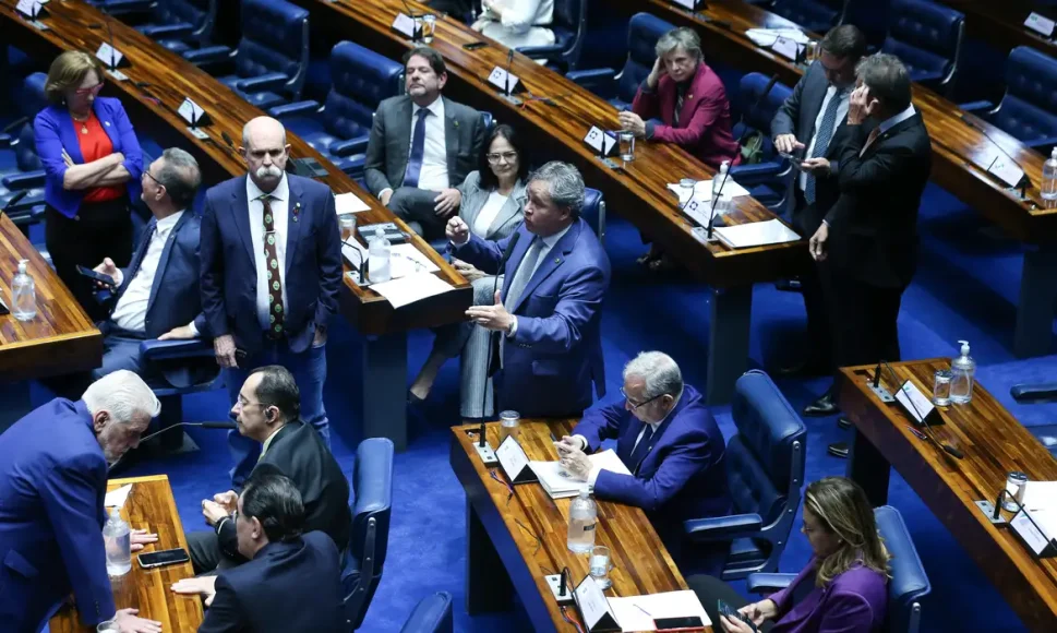 Senado aprova PEC que criminaliza porte de qualquer quantidade de droga