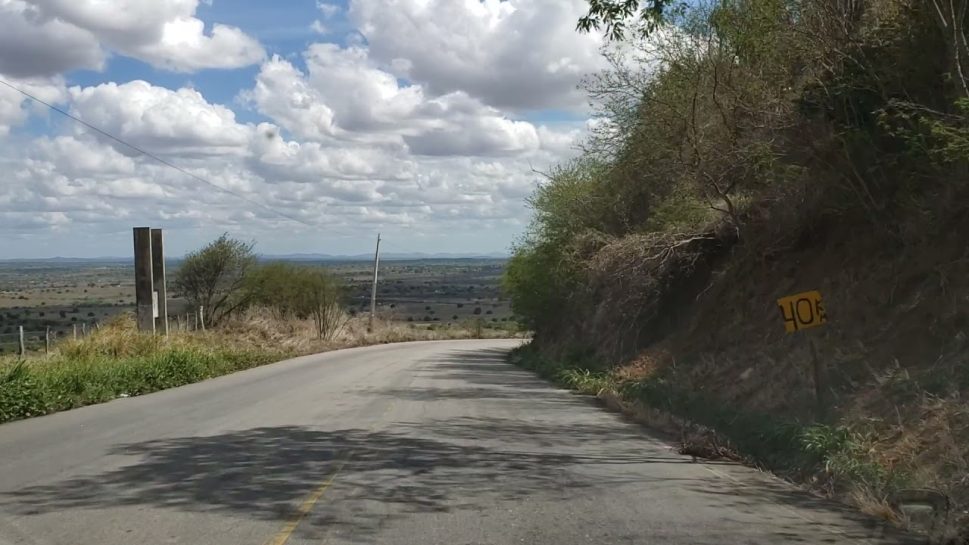 Motorista joga caminhão em acostamento após veículo ficar sem freio, na Serra das Espias