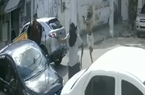 [Vídeo] Homens mascarados interrompem festa e atiram em convidados, no RJ
