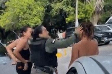 [Vídeo] Policial militar dá tapa em suspeita de agredir a própria filha, em Pernambuco