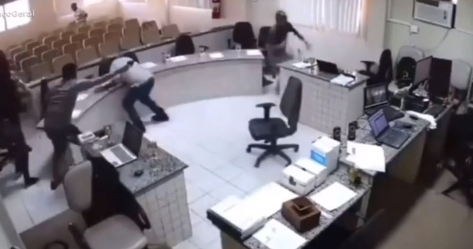 [Vídeo] Câmera de segurança registra tentativa de homicídio durante julgamento, em PE