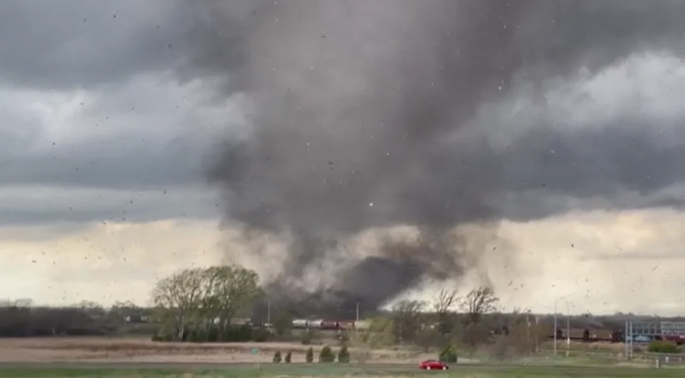 Estados americanos têm regiões devastadas por tornados; alerta vai até amanhã (28)