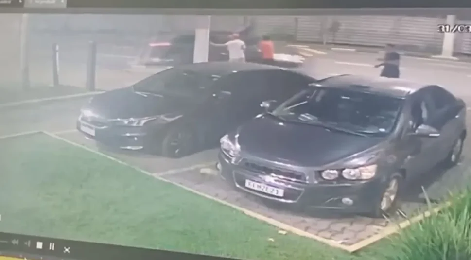 [Vídeo] Jogador de futebol é atropelado após discussão com conhecido