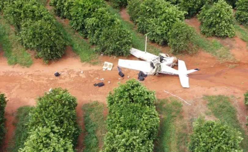 [Vídeo] Avião vindo do Paraguai com droga é interceptado pela FAB
